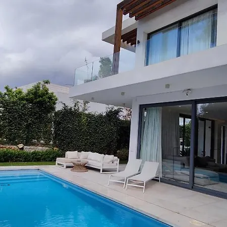 Villa Exquisite 4 Bdrms 7 Min To Puerto Banus 11 Estepona