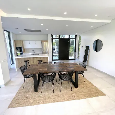 Villa Exquisite 4 Bdrms 7 Min To Puerto Banus 11 Estepona