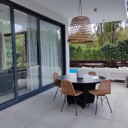 Villa Exquisite 4 Bdrms 7 Min To Puerto Banus 11 Estepona